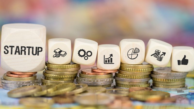 Frau hält Globus in der Hand