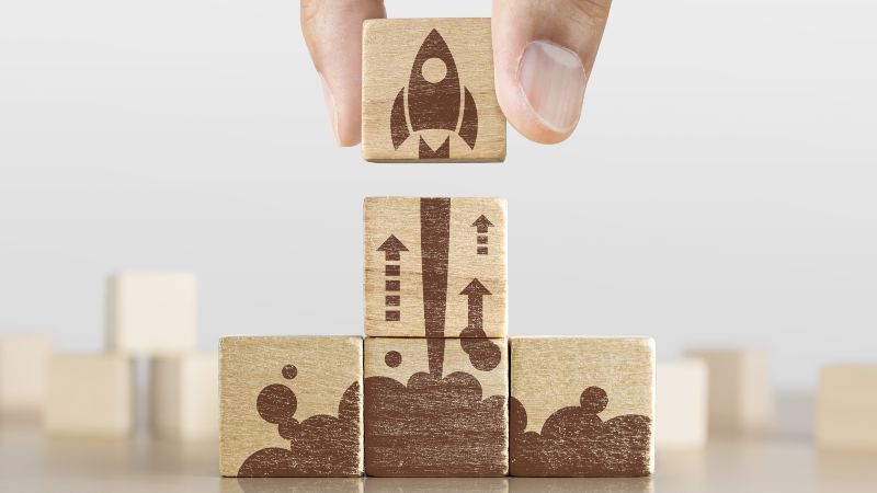 Eine Rakete wird aus Bauklötzen gebaut.