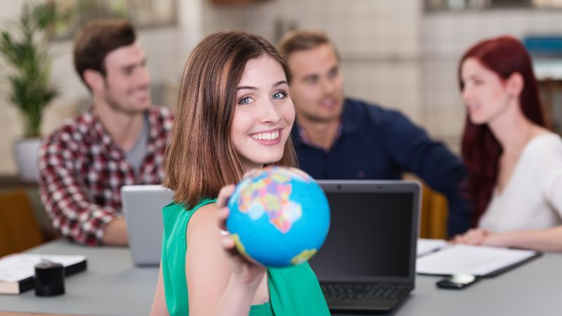 Junge Frau mit Globus in der Hand