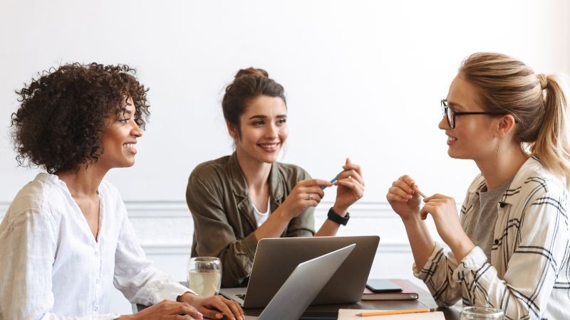 Drei Personen im Gespräch