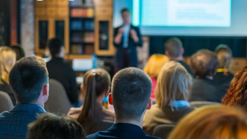 Publikum hört Dozent beim Workshop zu