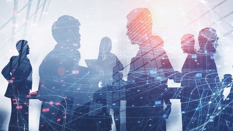 Silhouetten von Menschen im einem Netzwerk