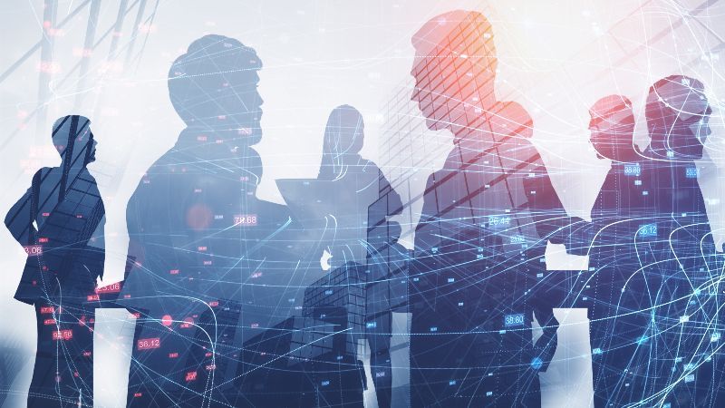 Silhouetten von Menschen im einem Netzwerk