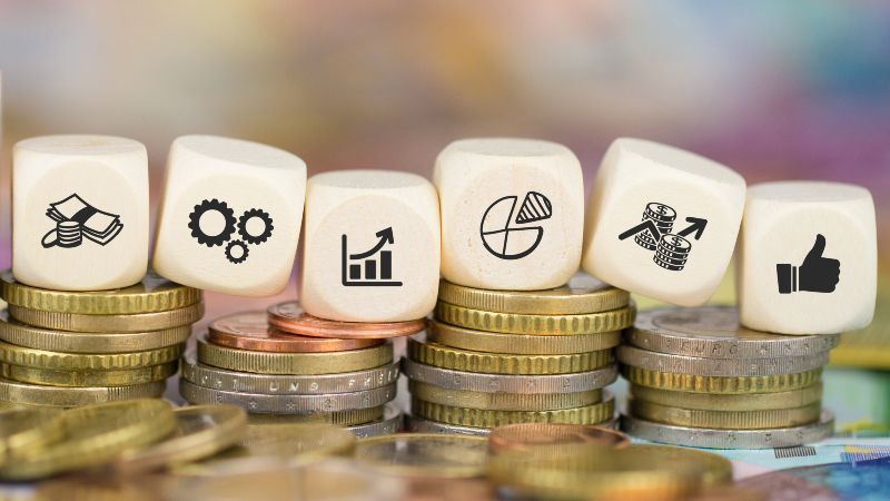 Sechs Würfel mit Symbolen auf Münzen