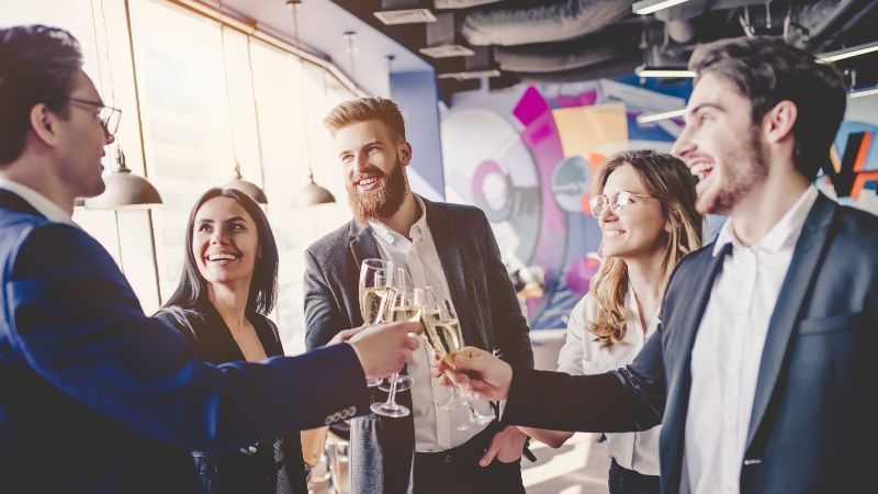 Fünf Personen mit Sektgläsern