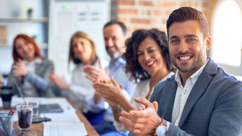 Sitzende Gruppe applaudiert