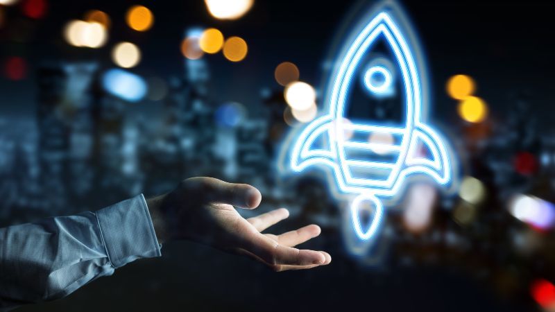 Hand mit leutender kleiner Rakete