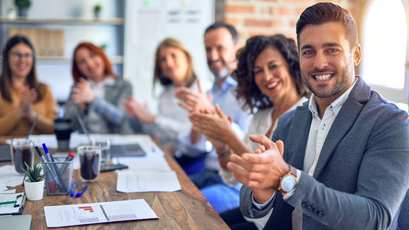 Sitzende Gruppe applaudiert