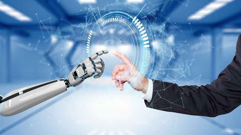 Roboterarm berührt menschlichen Arm