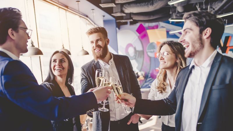 Personengruppe mit Sektgläsern