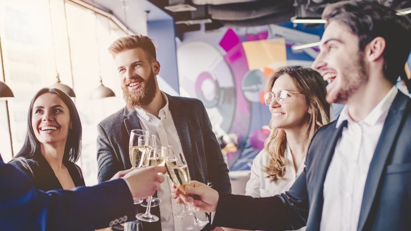 Vier Personen mit Sektgläsern