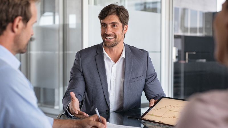 Zwei Männer sitzend im Gespräch