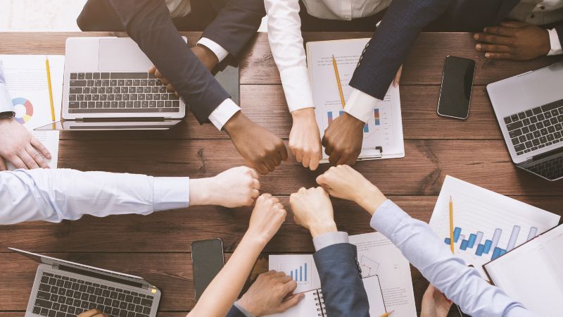 Team besiegelt Zusammenarbeit durch Faustgruß / Faustcheck