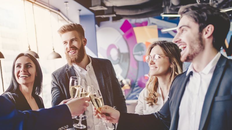 Vier Personen mit Sektgläsern