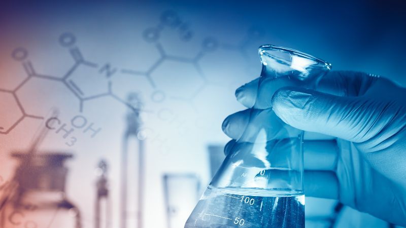 Chemische Formel und Glaskolben