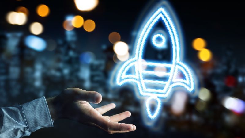 Hand mit leutender kleiner Rakete