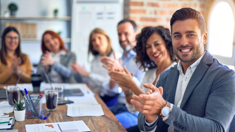 Sitzende Gruppe applaudiert