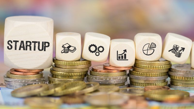 Sechs Würfel mit Symbolen auf Münzen