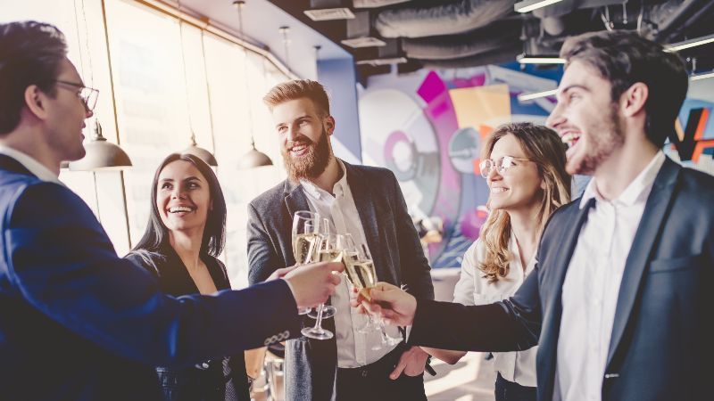 Fünf Personen mit Sektgläsern