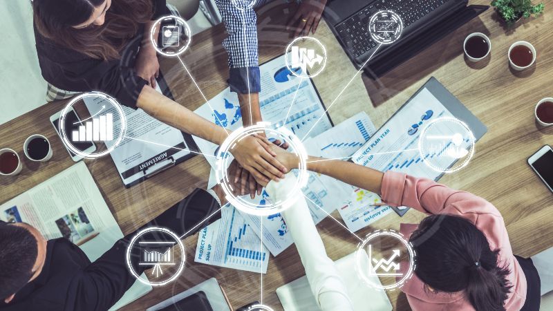 Menschen führen Hände zusammen mit eingeblendeten Symbolen