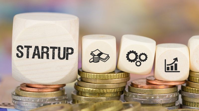 Vier Würfel mit Symbolen auf Münzen