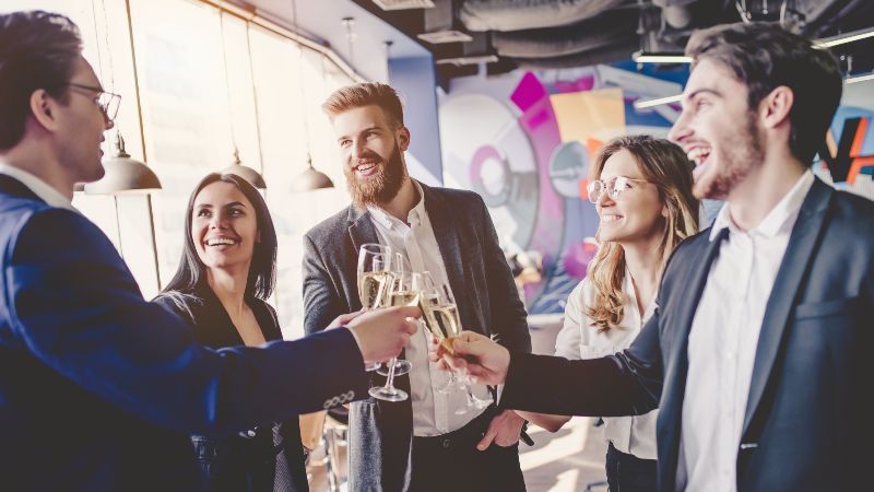 Fünf Personen mit Sektgläsern